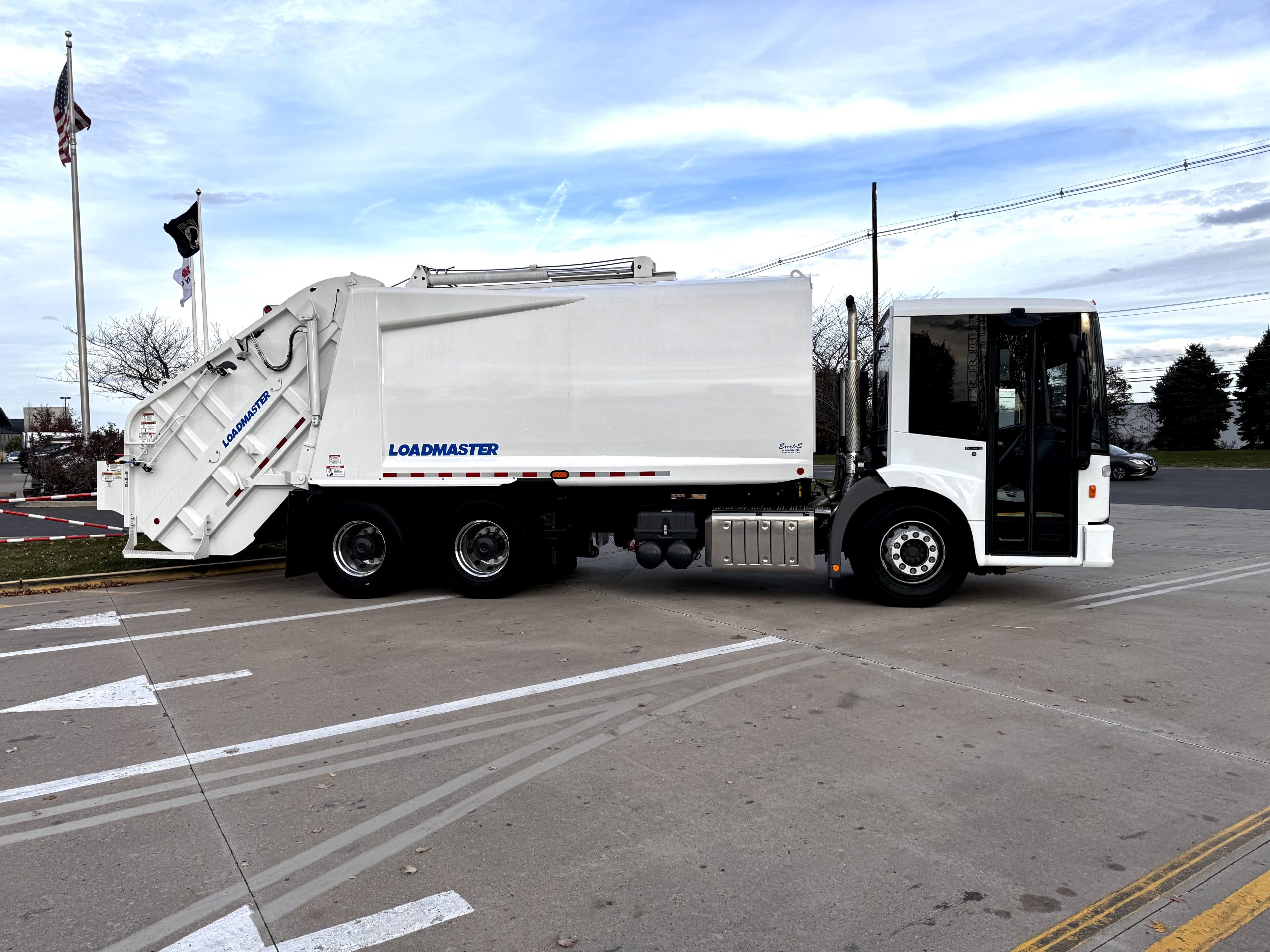 2023 Freightliner Custom Chassis ECONIC - image 2 of 6