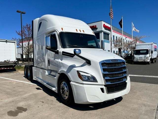 2019 Freightliner CASCADIA 126 - image 1 of 6