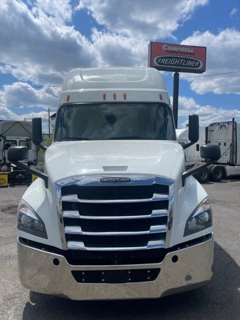 2019 Freightliner CASCADIA 126 - image 2 of 6
