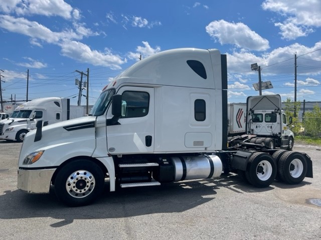 2019 Freightliner CASCADIA 126 - image 3 of 6