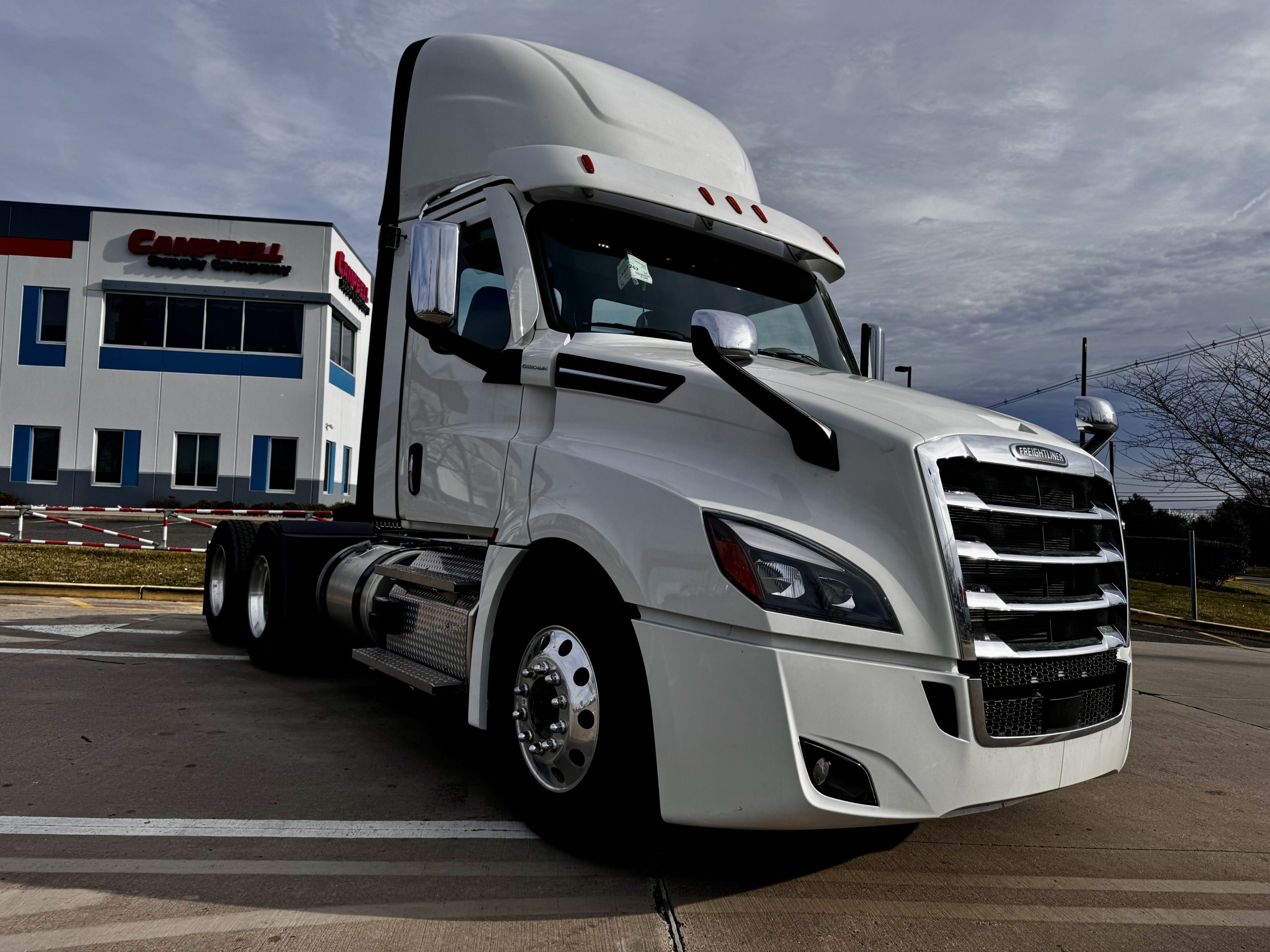 2024 FREIGHTLINER Cascadia PT126D - image 1 of 6