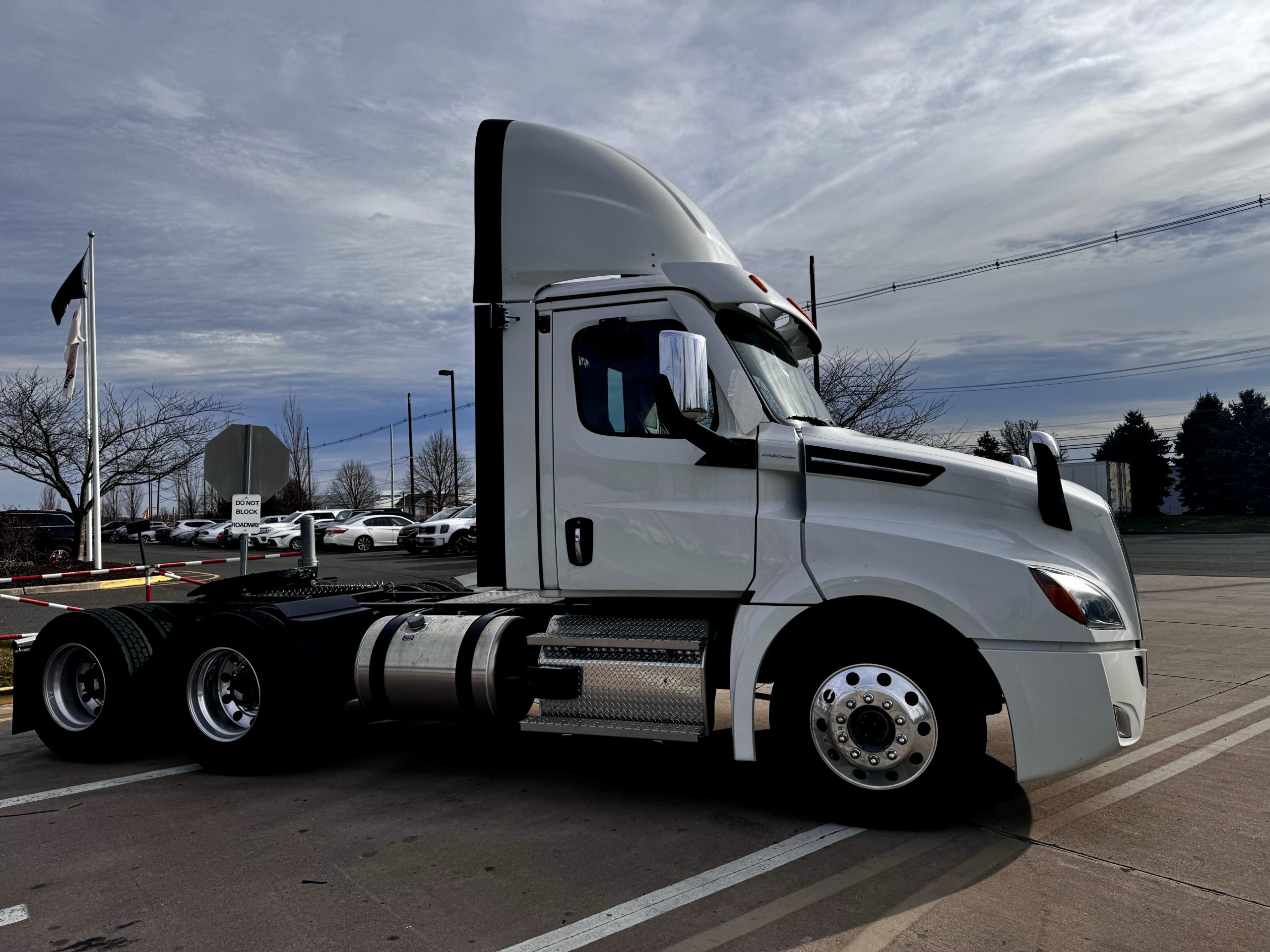 2024 FREIGHTLINER Cascadia PT126D - image 2 of 6
