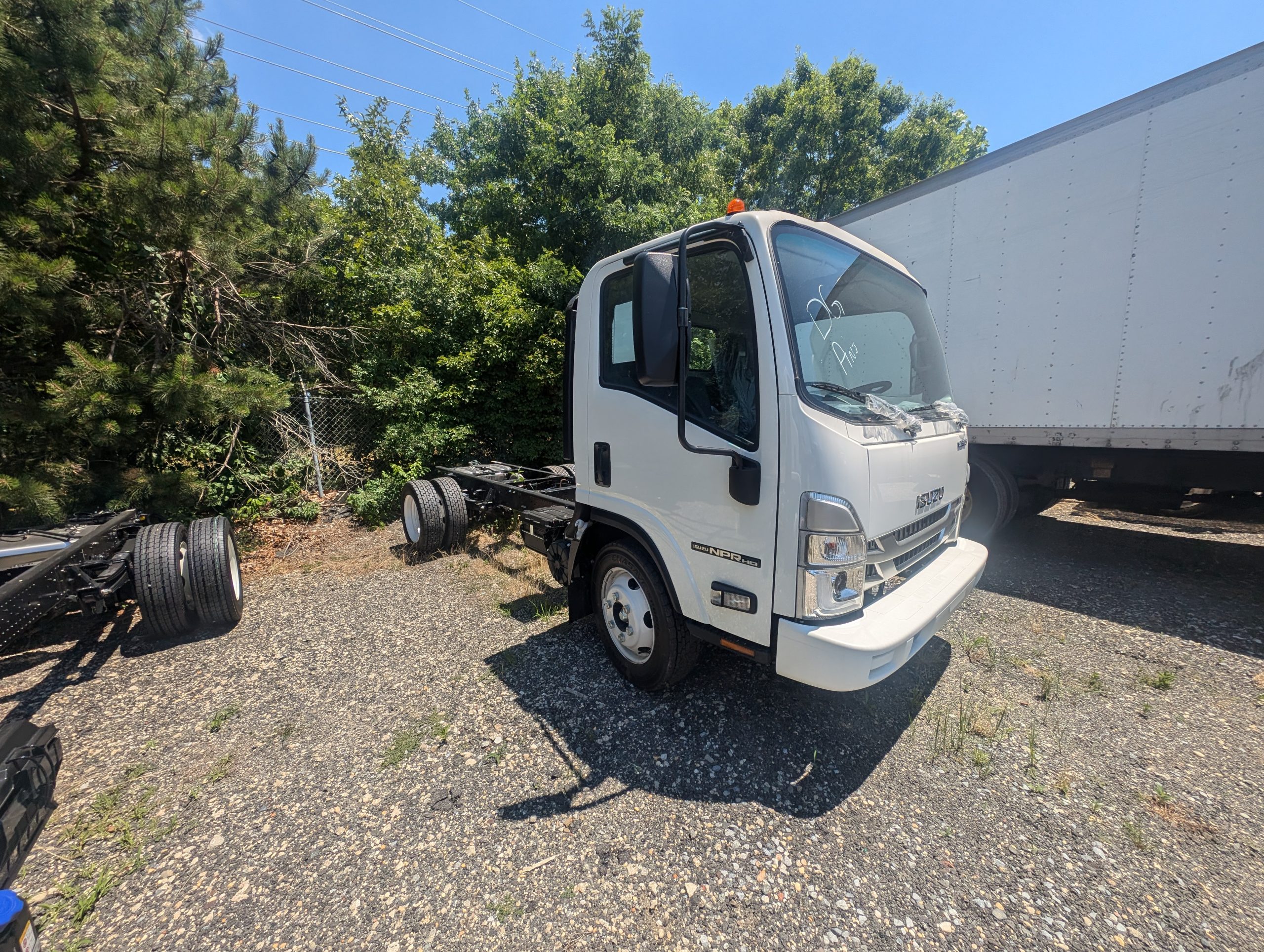 2024 ISUZU NPR HD - image 3 of 5
