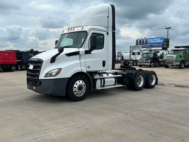 2019 Freightliner CASCADIA PE116D - image 2 of 4