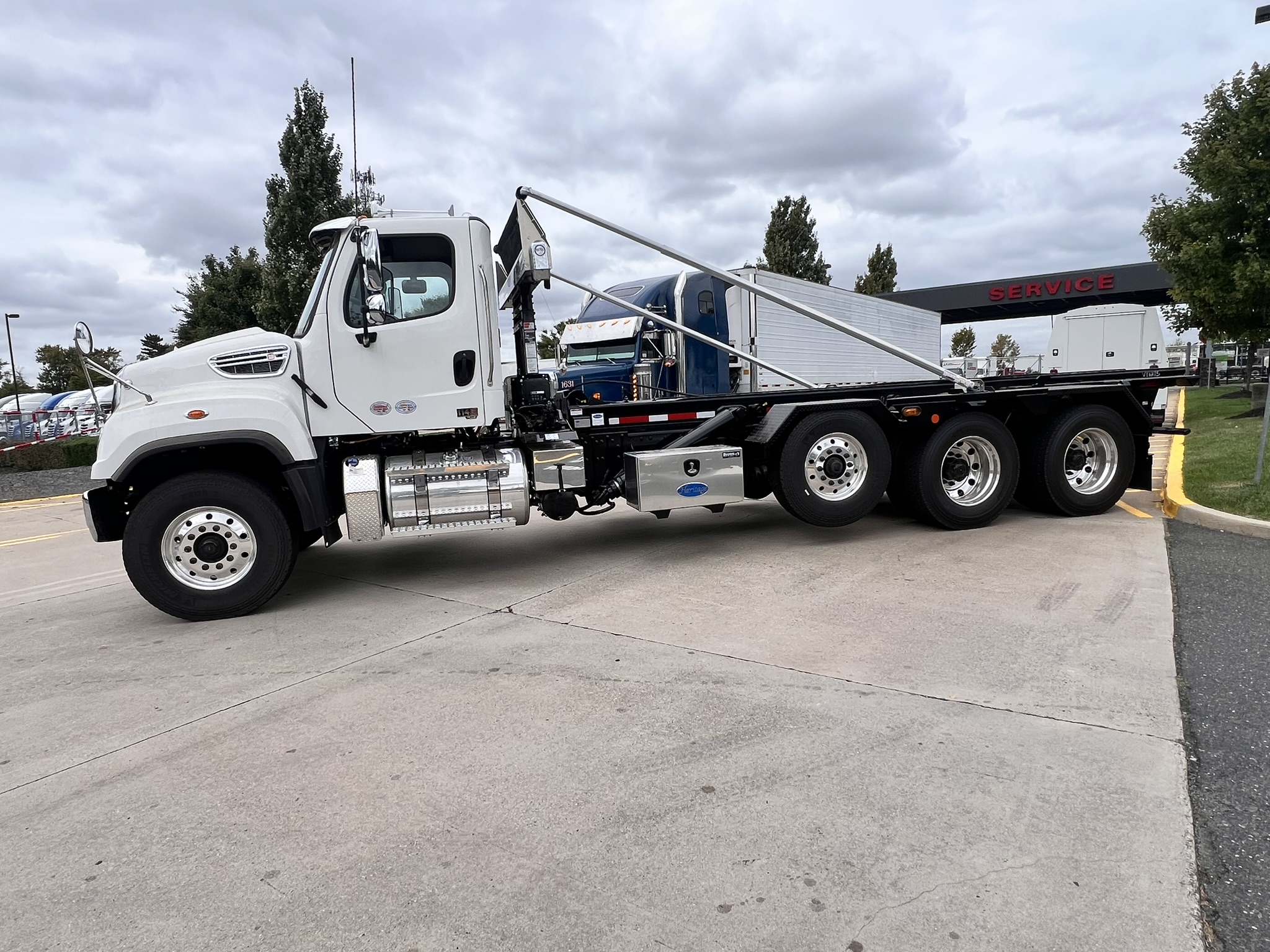 2025 Freightliner 114SD - image 2 of 6