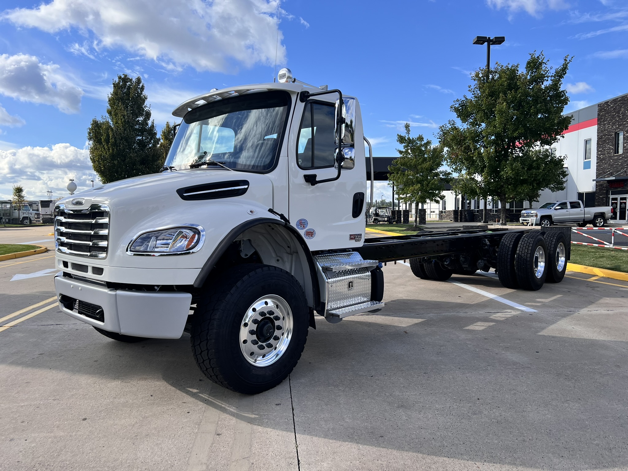 2025 FREIGHTLINER M2106 - image 2 of 6