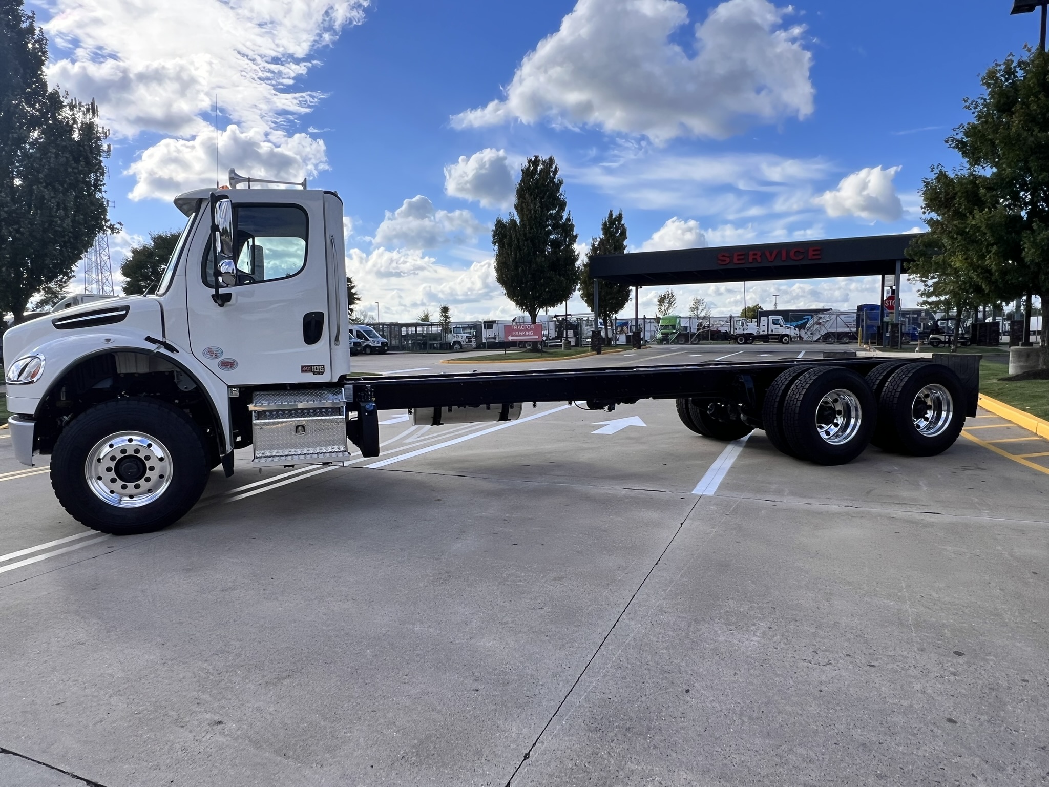 2025 FREIGHTLINER M2106 - image 3 of 6