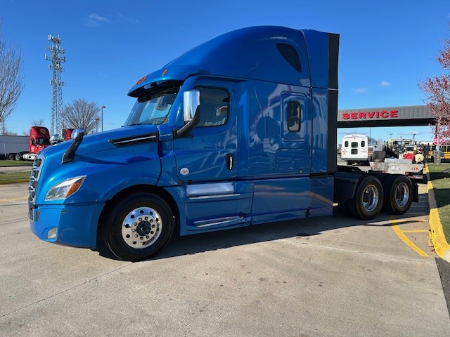 2020 Freightliner CASCADIA PT126S - image 3 of 6