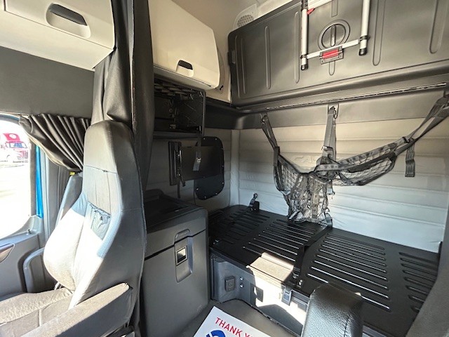 2020 Freightliner CASCADIA PT126S - image 5 of 6