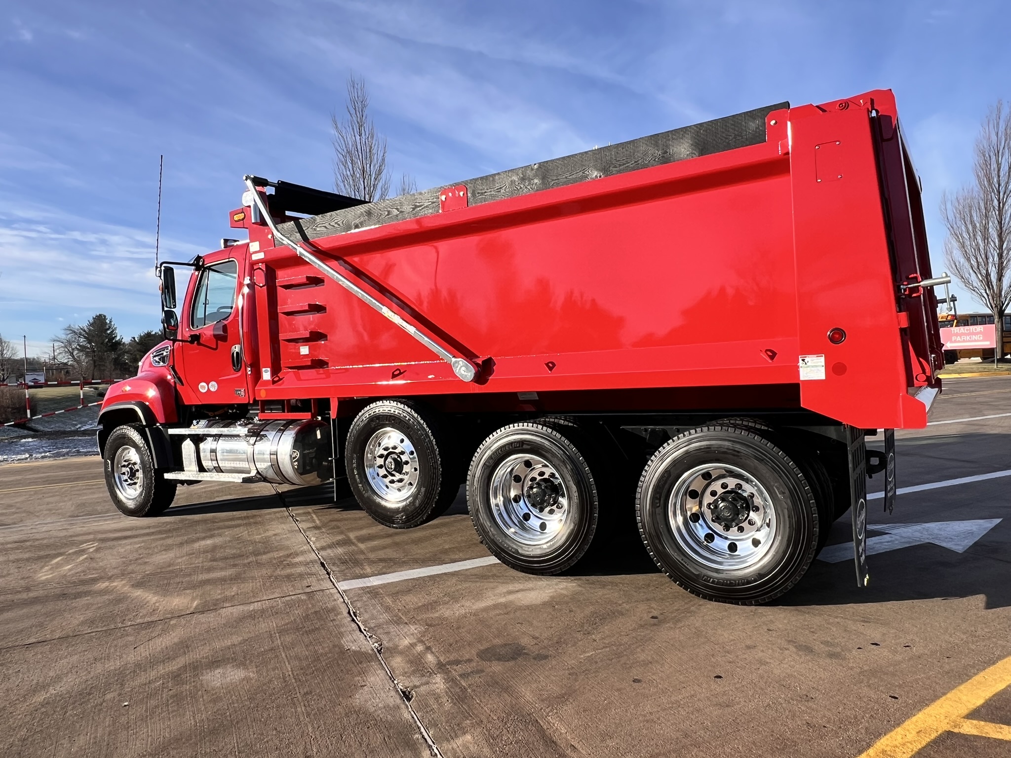 2025 Freightliner 114SD - image 4 of 6