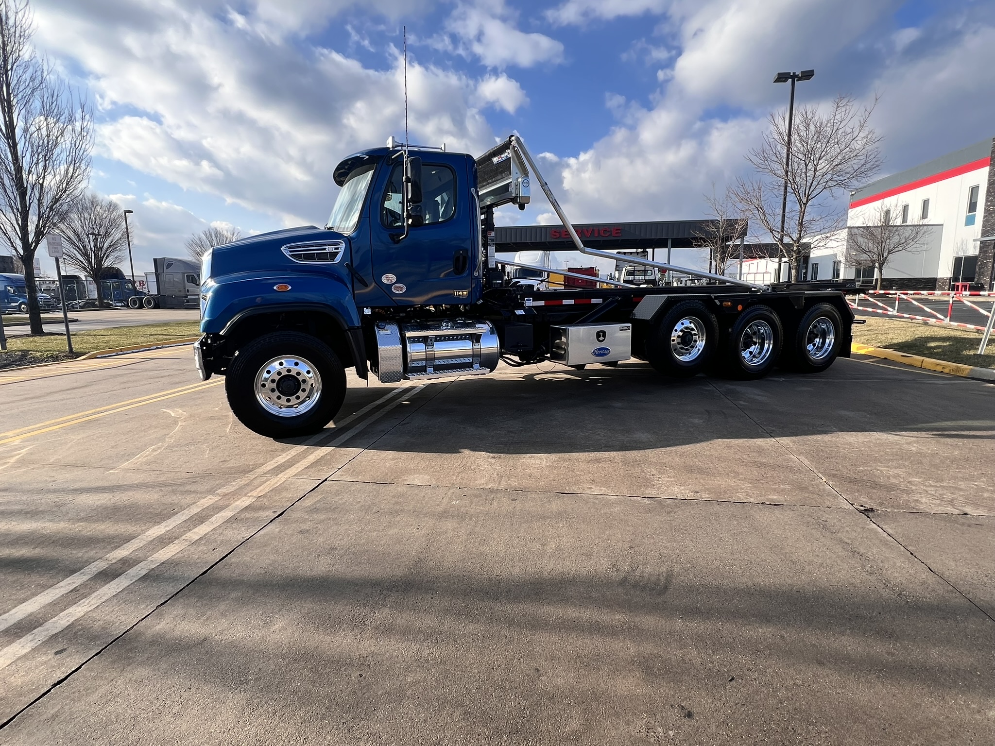 2025 Freightliner 114SD - image 3 of 6