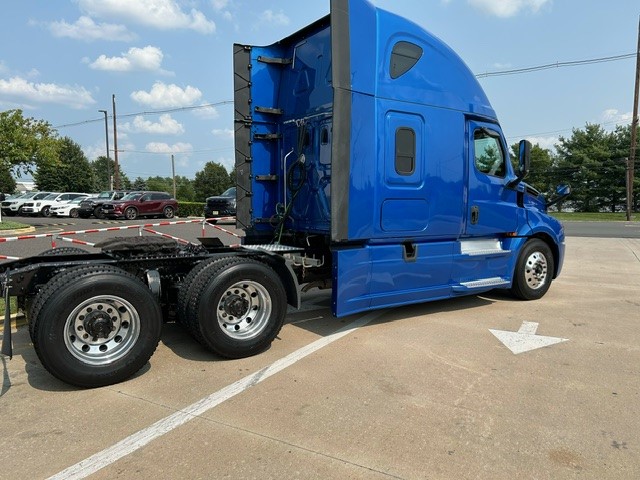 2020 Freightliner CASCADIA PT126S - image 5 of 6
