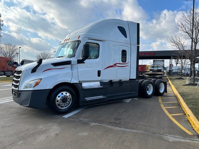 2021 Freightliner CASCADIA PT126S - image 3 of 6