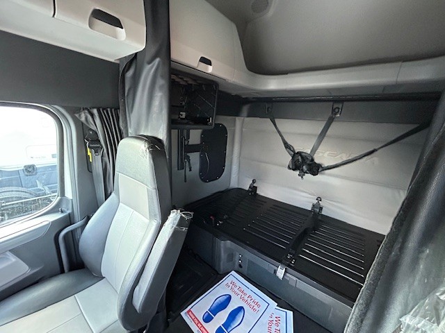 2021 Freightliner CASCADIA PT126S - image 6 of 6