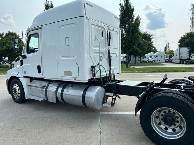 2020 Freightliner CASCADIA 126 - image 2 of 6