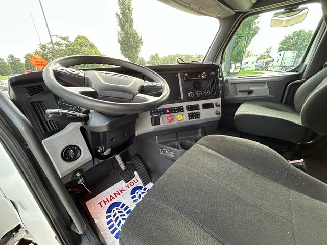 2020 Freightliner CASCADIA 126 - image 5 of 6