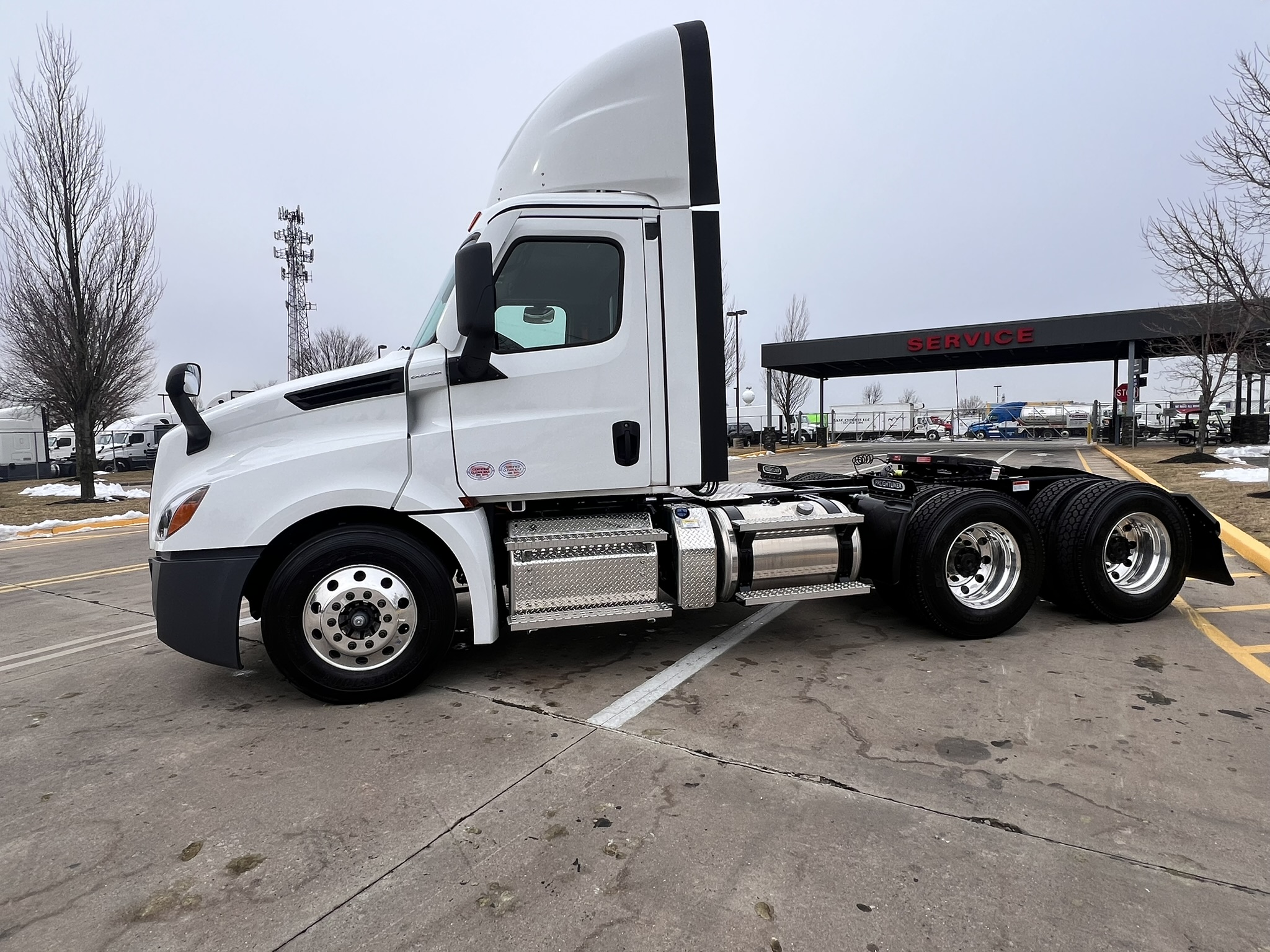 2025 FREIGHTLINER CASCADIA PT126D - image 3 of 6