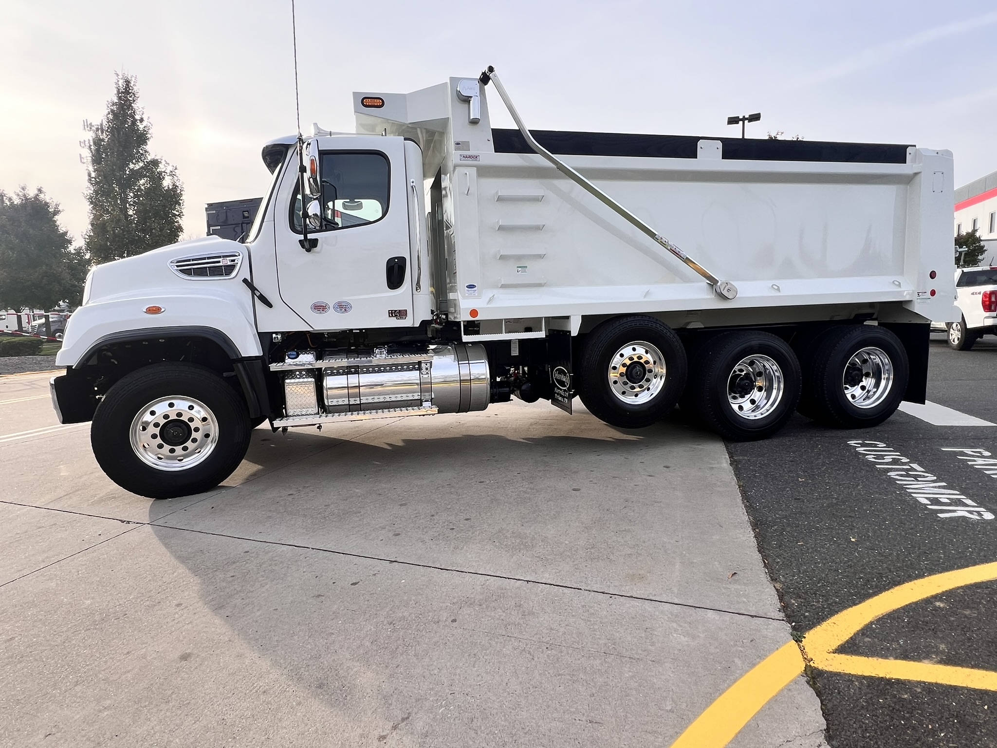 2025 Freightliner 114SD - image 3 of 6