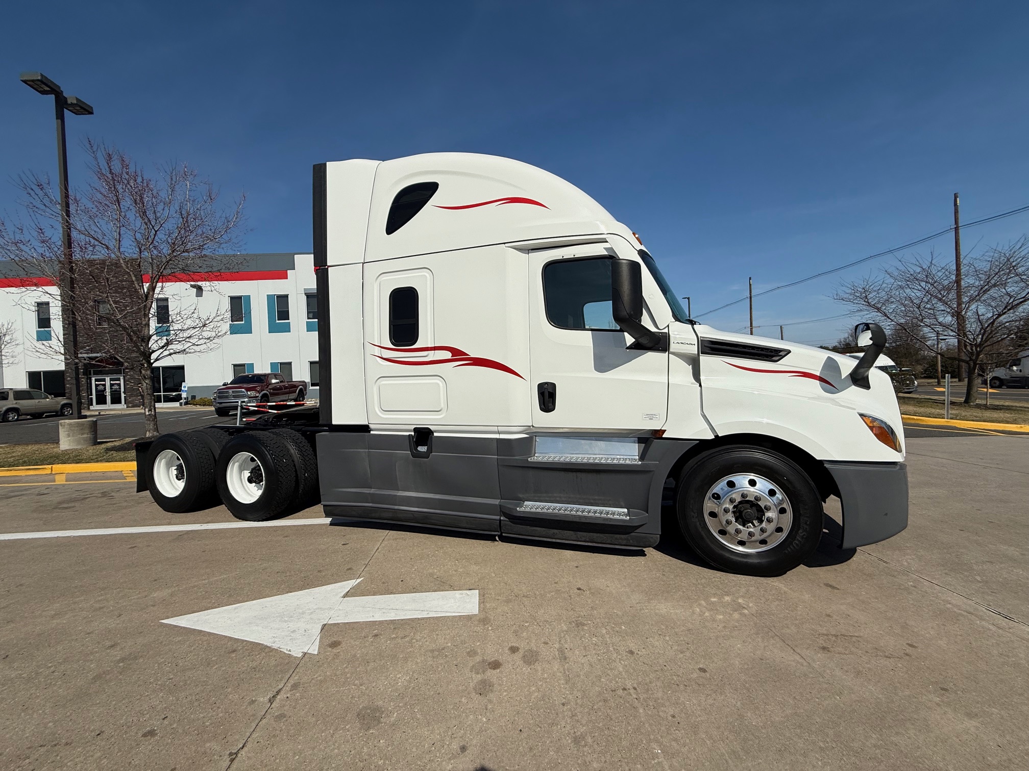 2021 Freightliner CASCADIA 126 - image 1 of 6