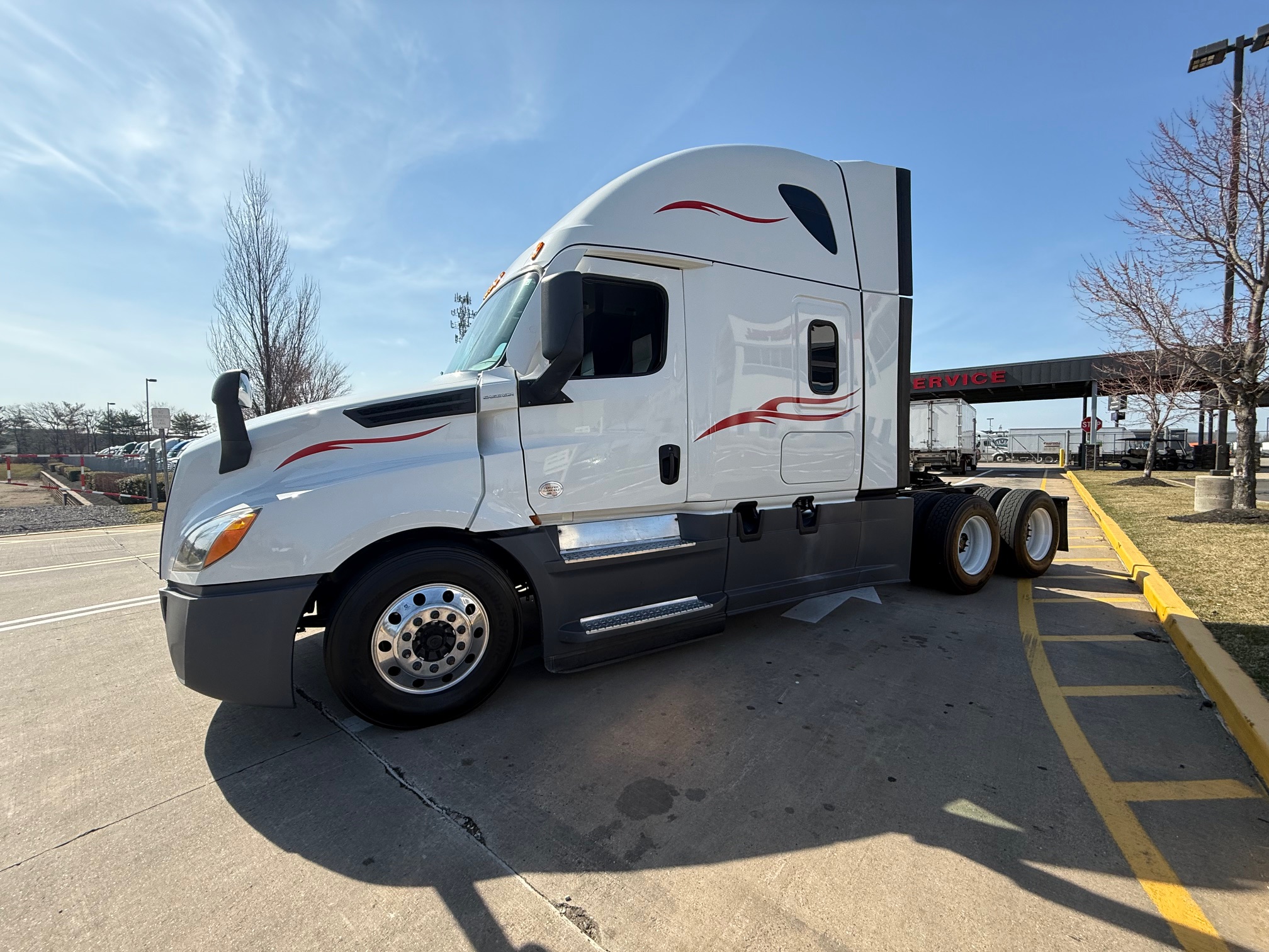 2021 Freightliner CASCADIA 126 - image 2 of 6