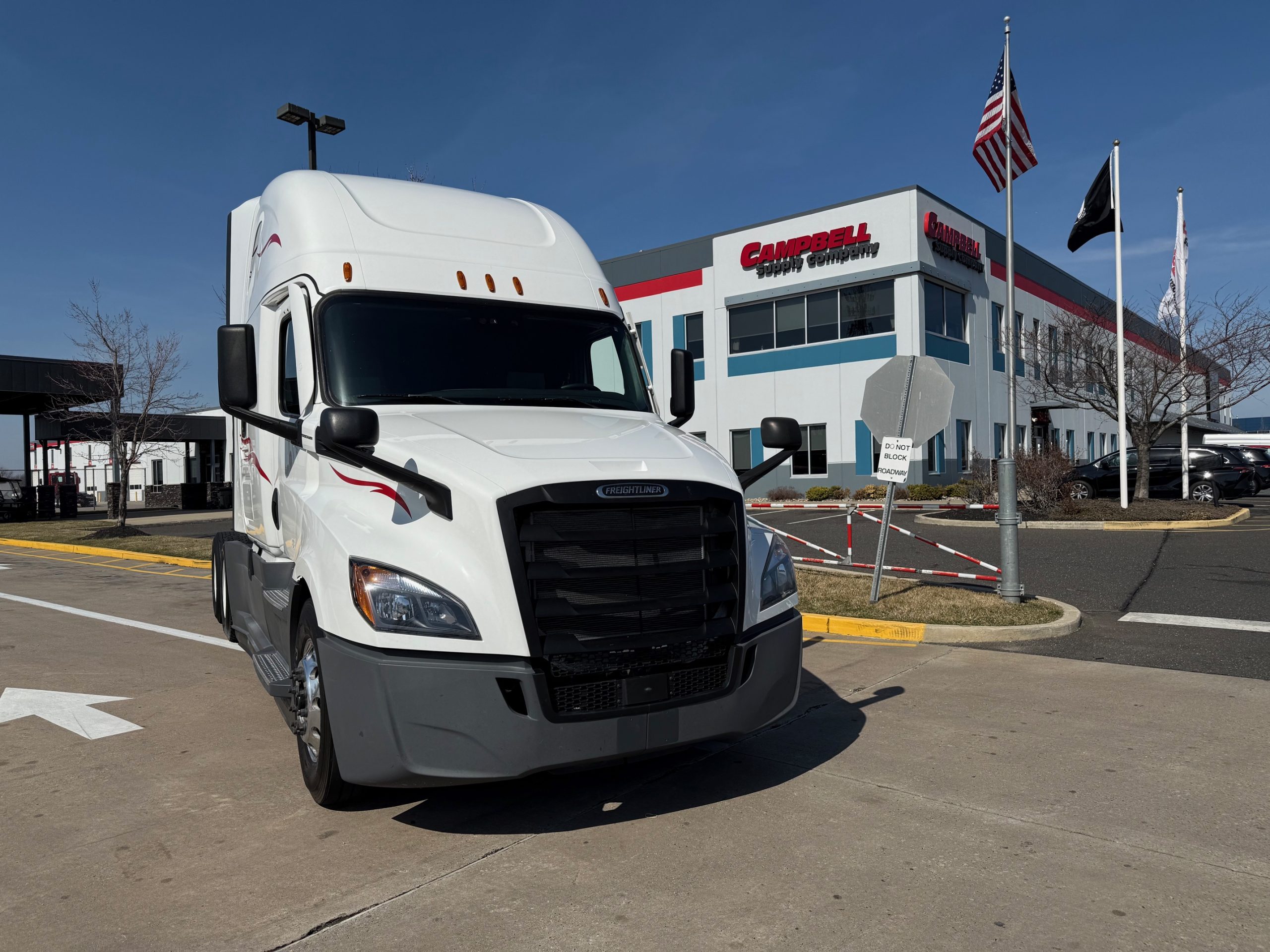 2021 Freightliner CASCADIA 126 - image 3 of 6