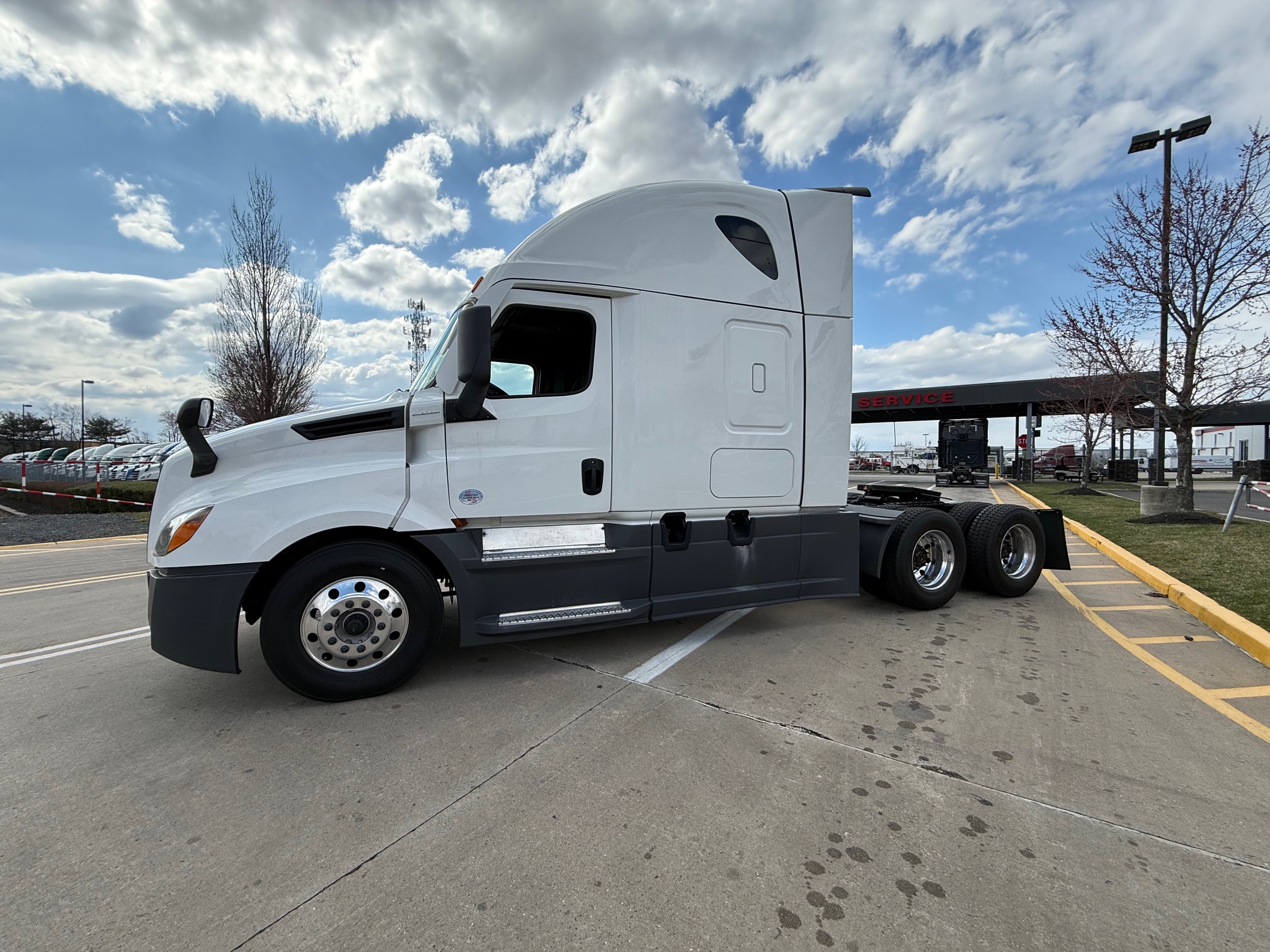 2023 Freightliner CASCADIA PT126S - image 3 of 6