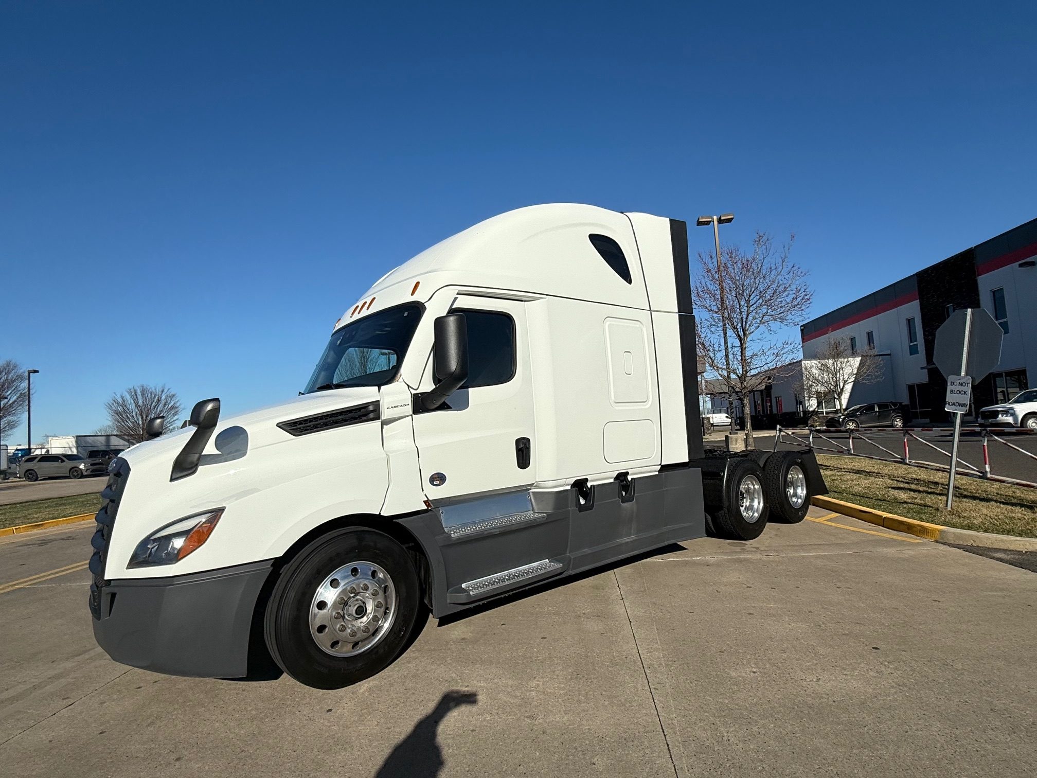 2023 Freightliner CASCADIA PT126S - image 2 of 6