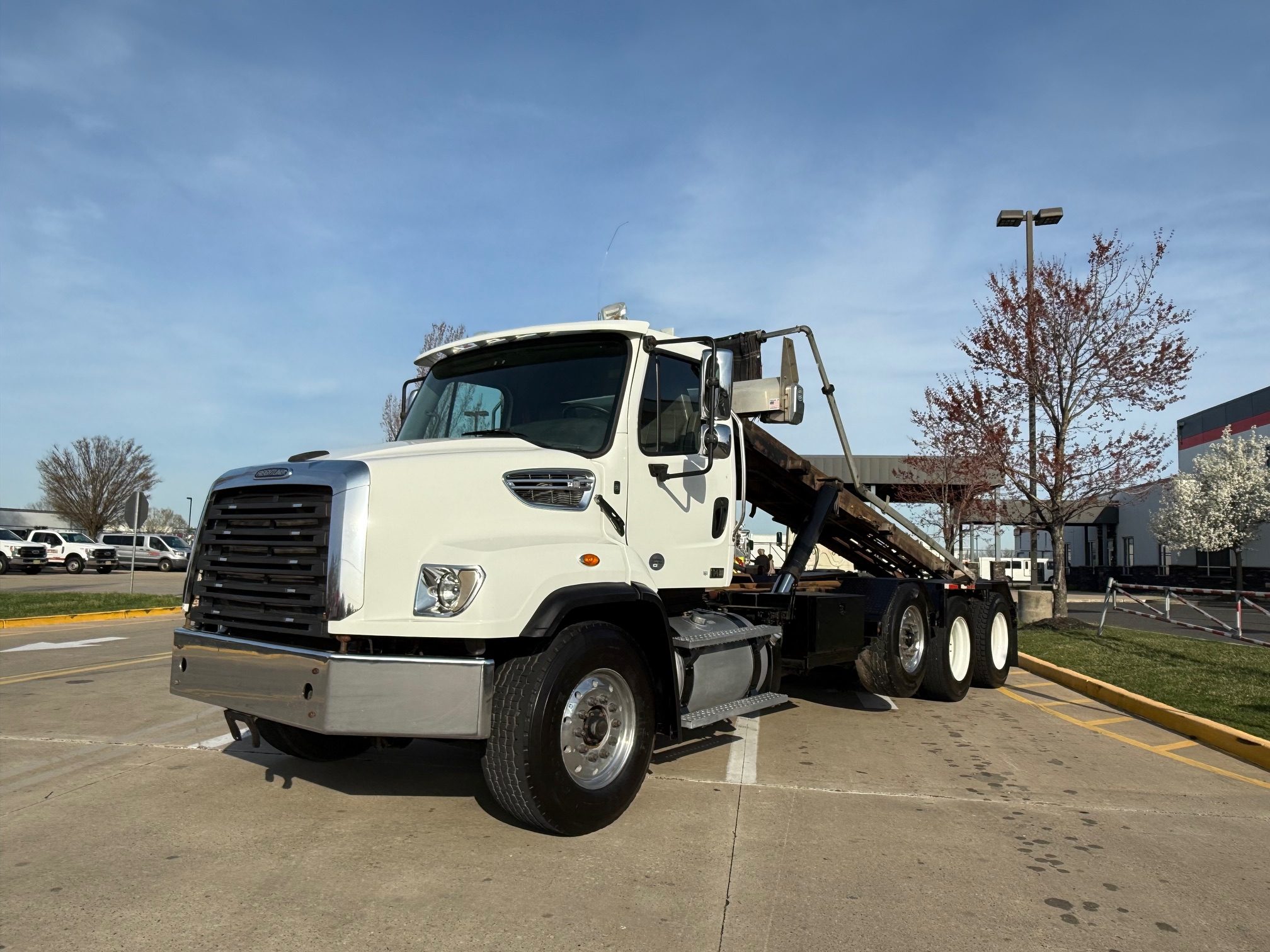 2017 FREIGHTLINER 114SD - image 3 of 6