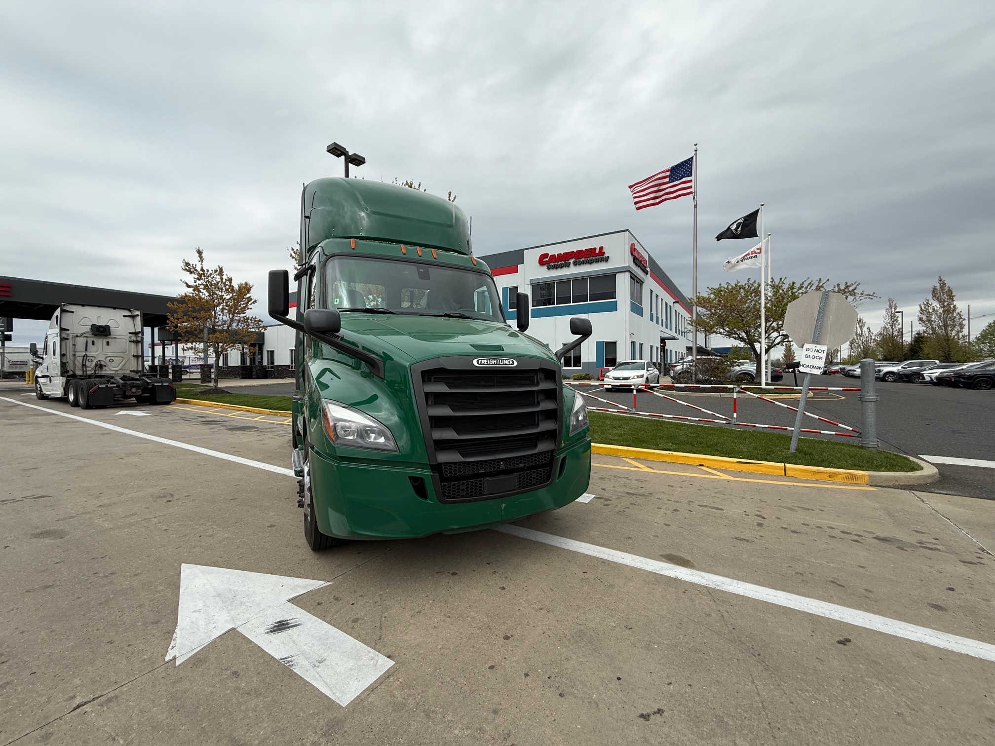 2020 Freightliner CASCADIA PT126D - image 2 of 6