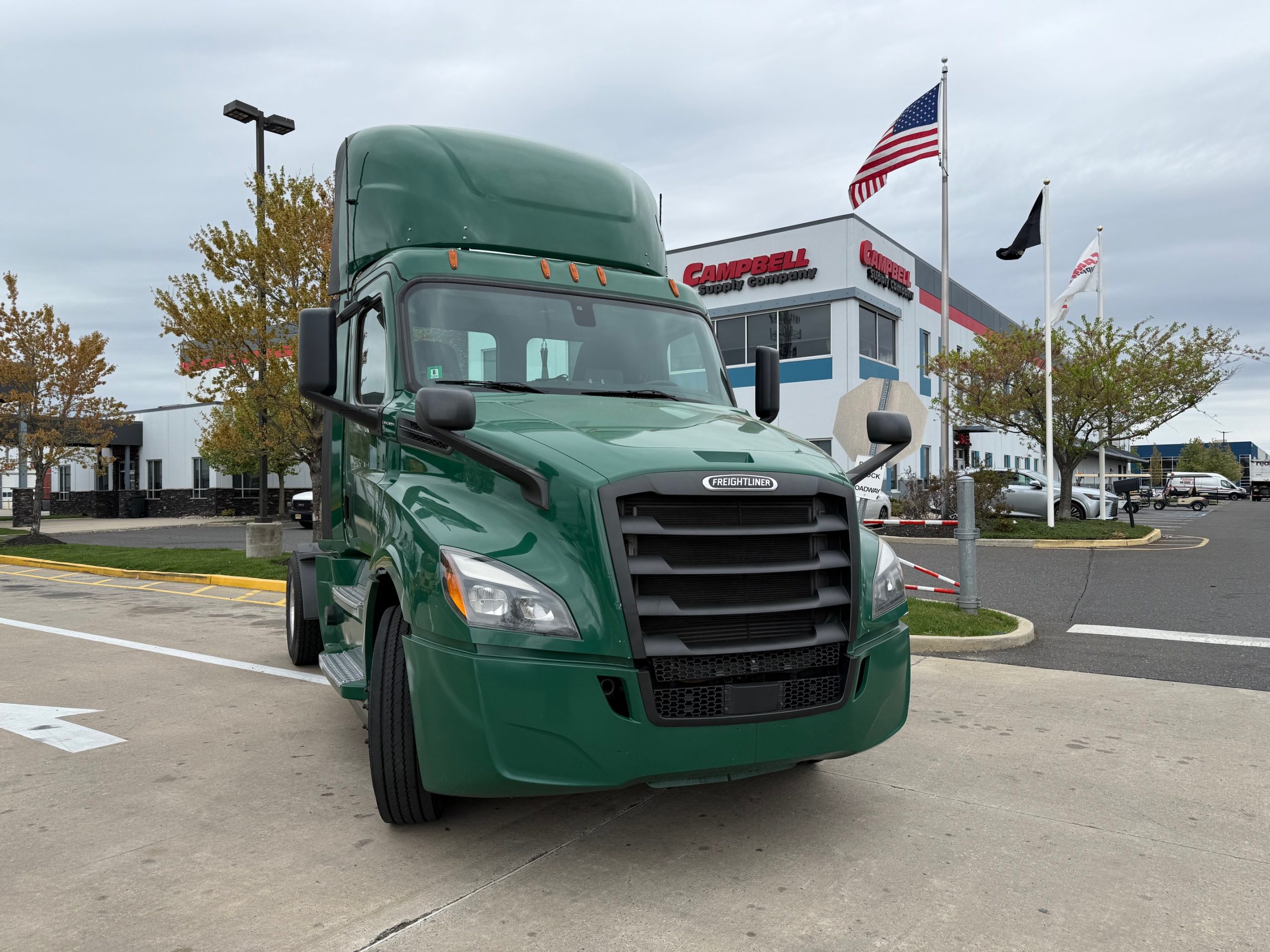 2020 Freightliner CASCADIA PT126D - image 2 of 6