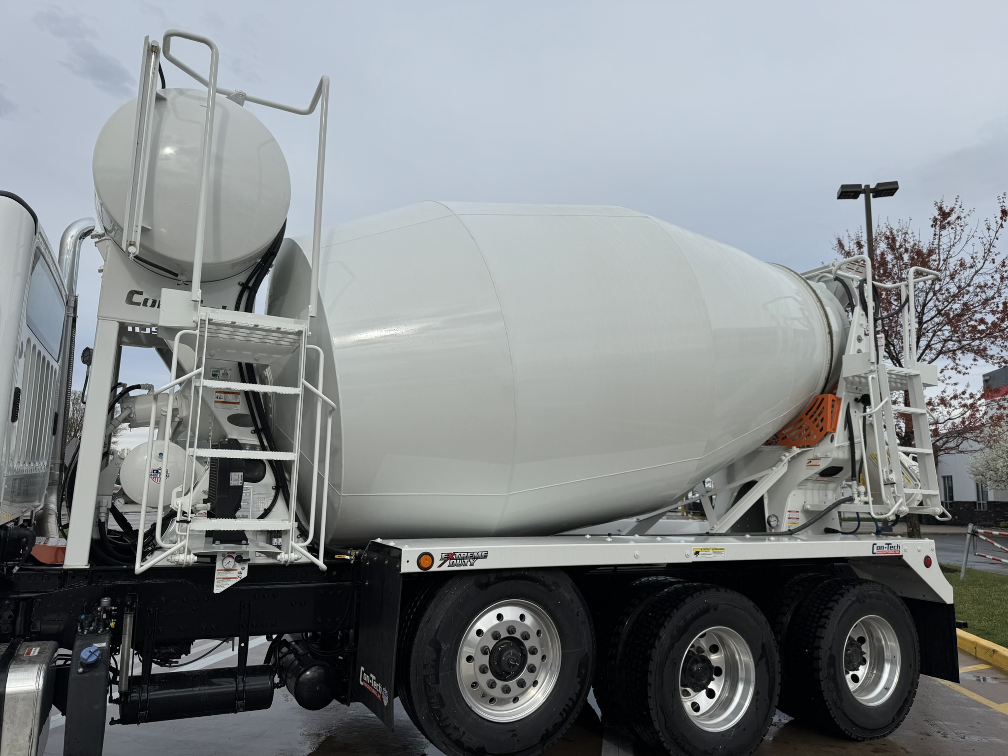 2025 FREIGHTLINER 114SD - image 2 of 6