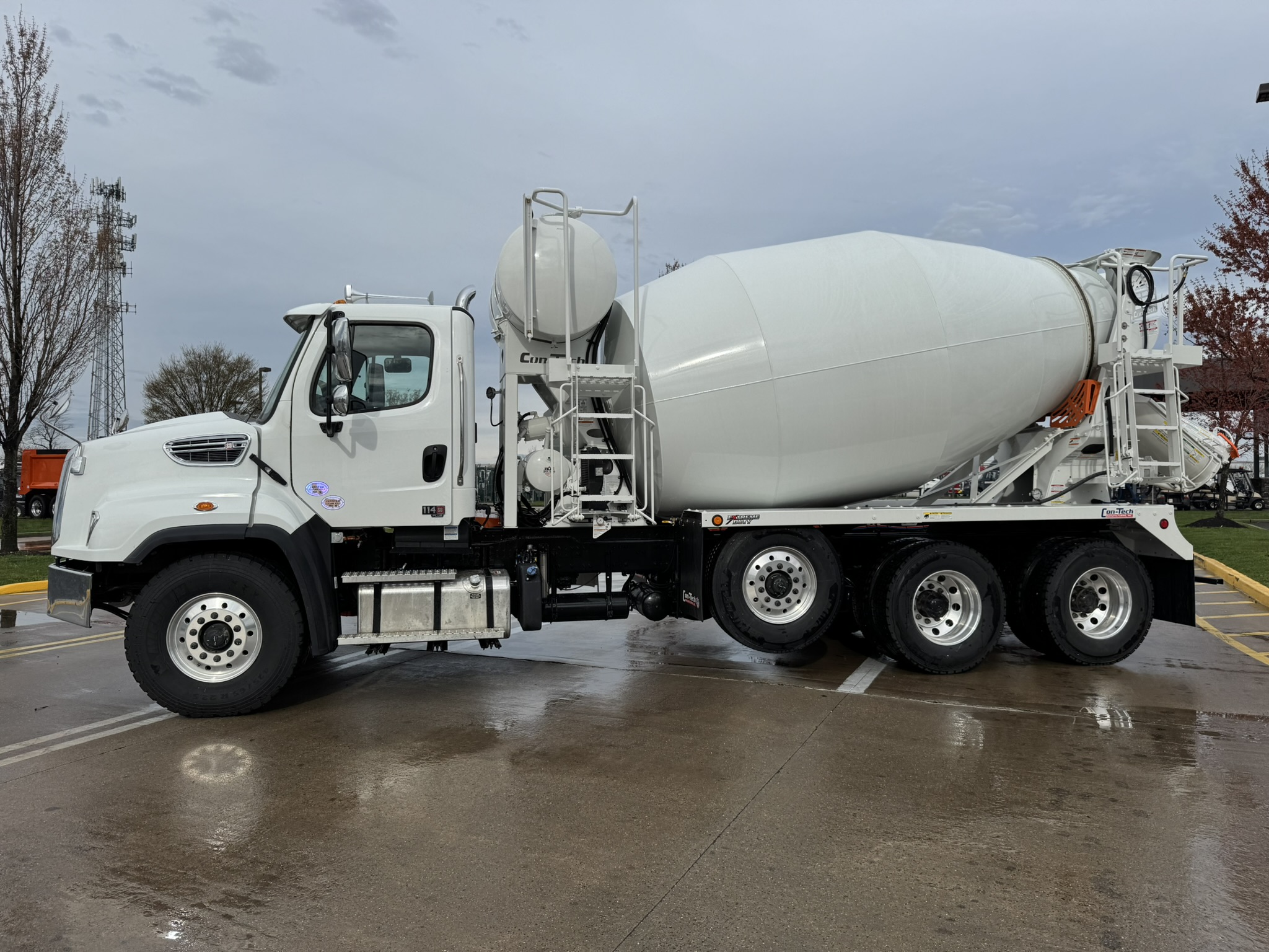 2025 FREIGHTLINER 114SD - image 3 of 6