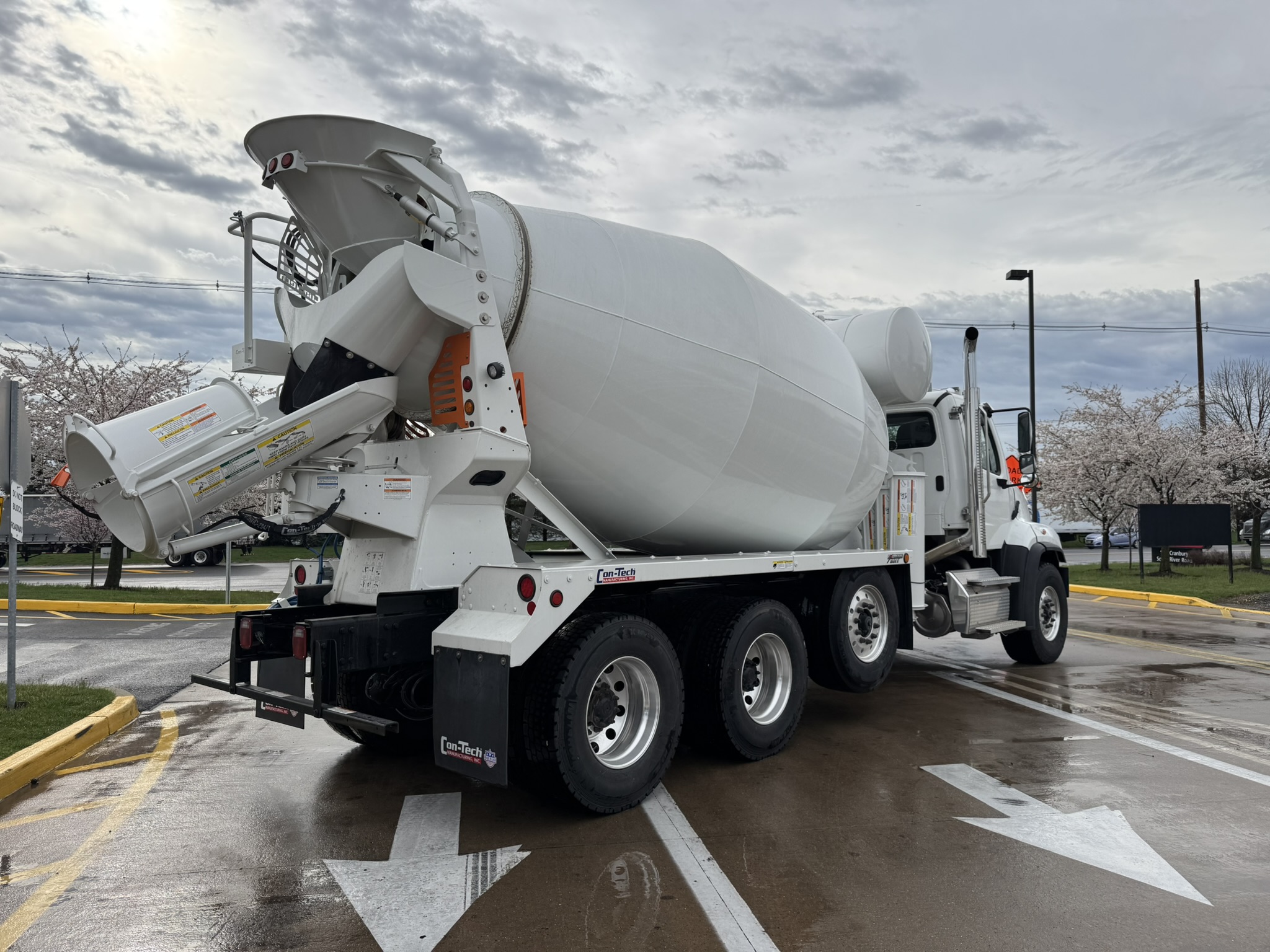 2025 FREIGHTLINER 114SD - image 5 of 6