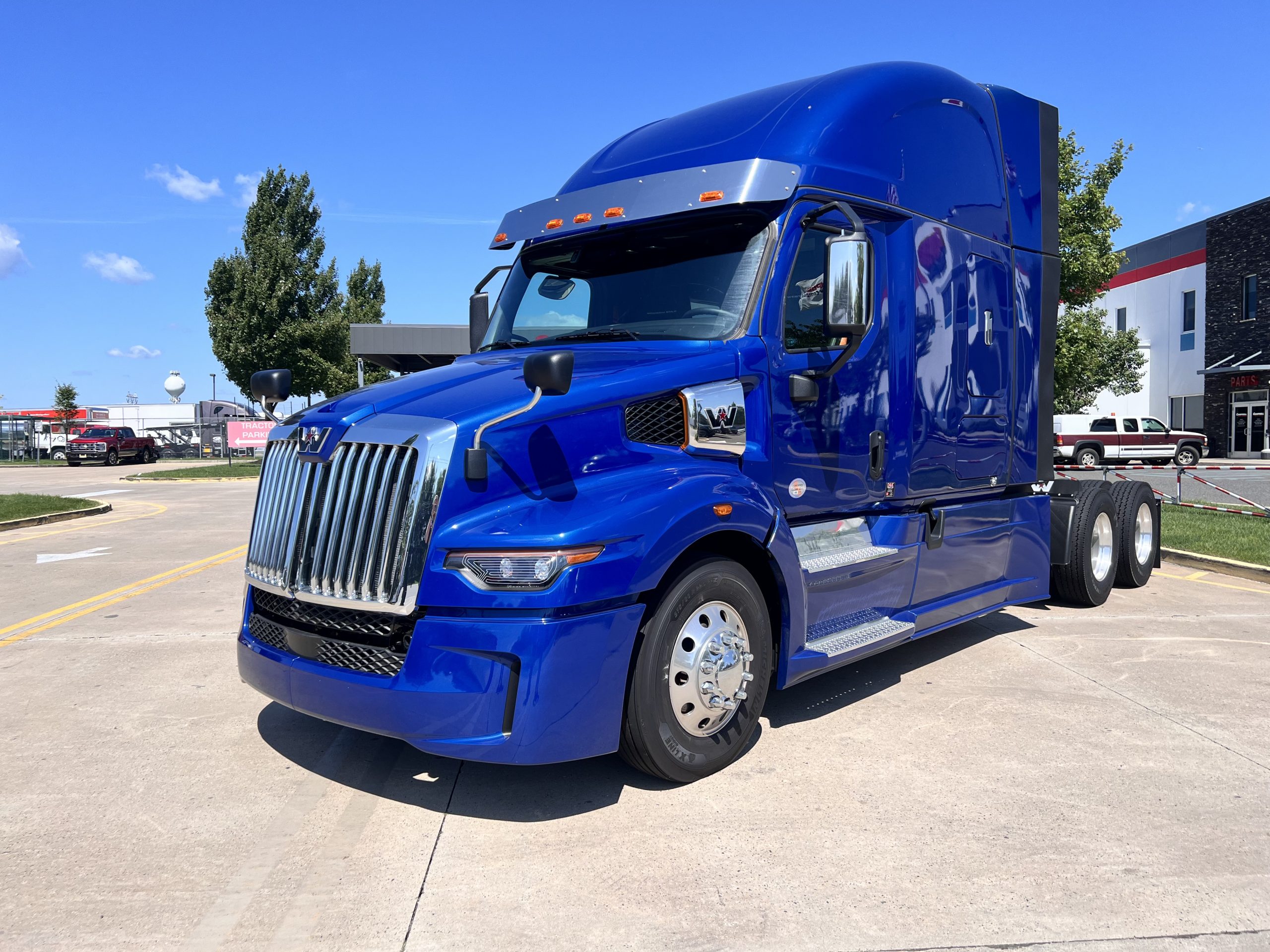 2024 WESTERN STAR/AU 57X CHASSIS - image 1 of 6