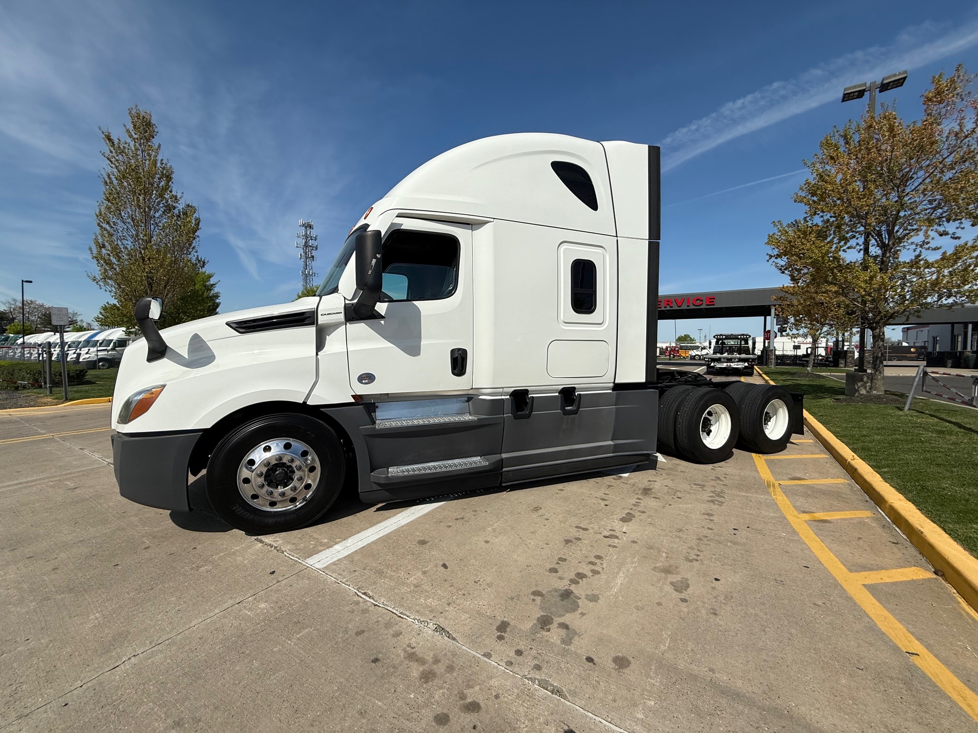 2021 FREIGHTLINER CASCADIA PT126S - image 3 of 6