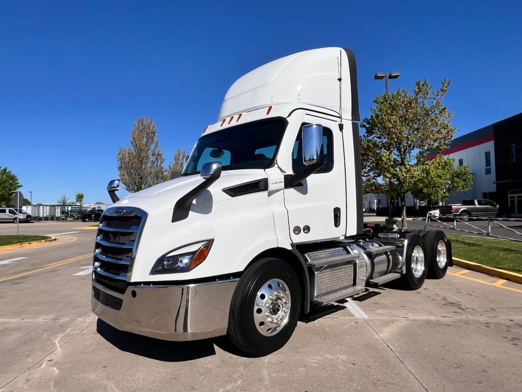 2025 FREIGHTLINER CASCADIA 116 - image 2 of 6