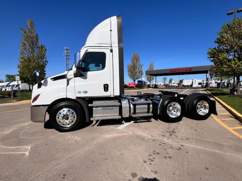 2025 FREIGHTLINER CASCADIA 116 - image 3 of 6