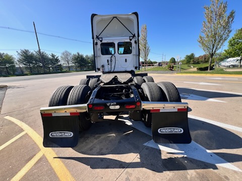 2025 FREIGHTLINER CASCADIA 116 - image 5 of 6
