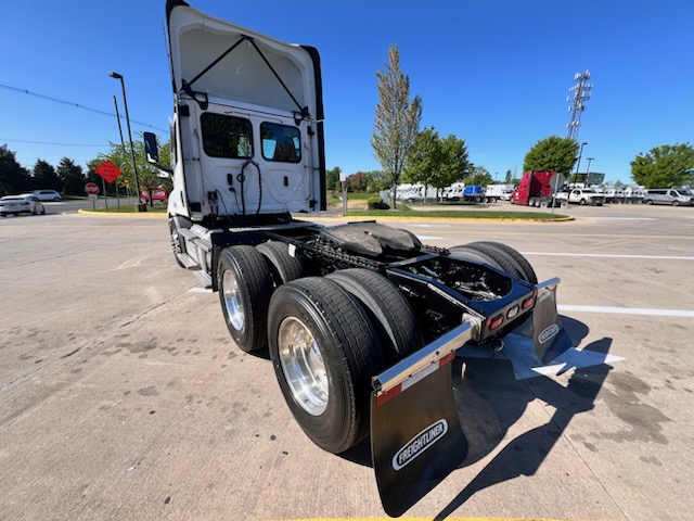 2025 FREIGHTLINER CASCADIA 116 - image 4 of 6