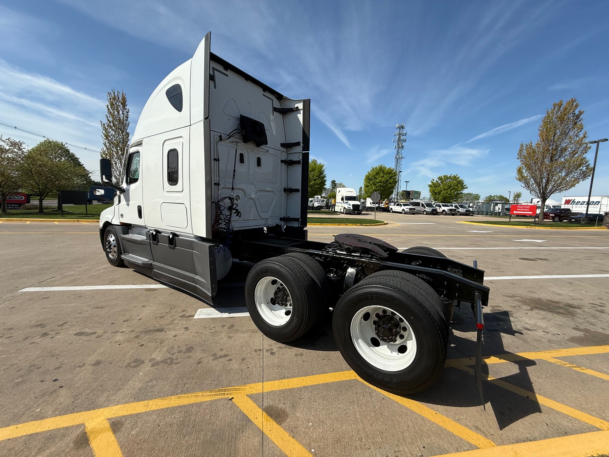2021 FREIGHTLINER CASCADIA PT126S - image 4 of 6