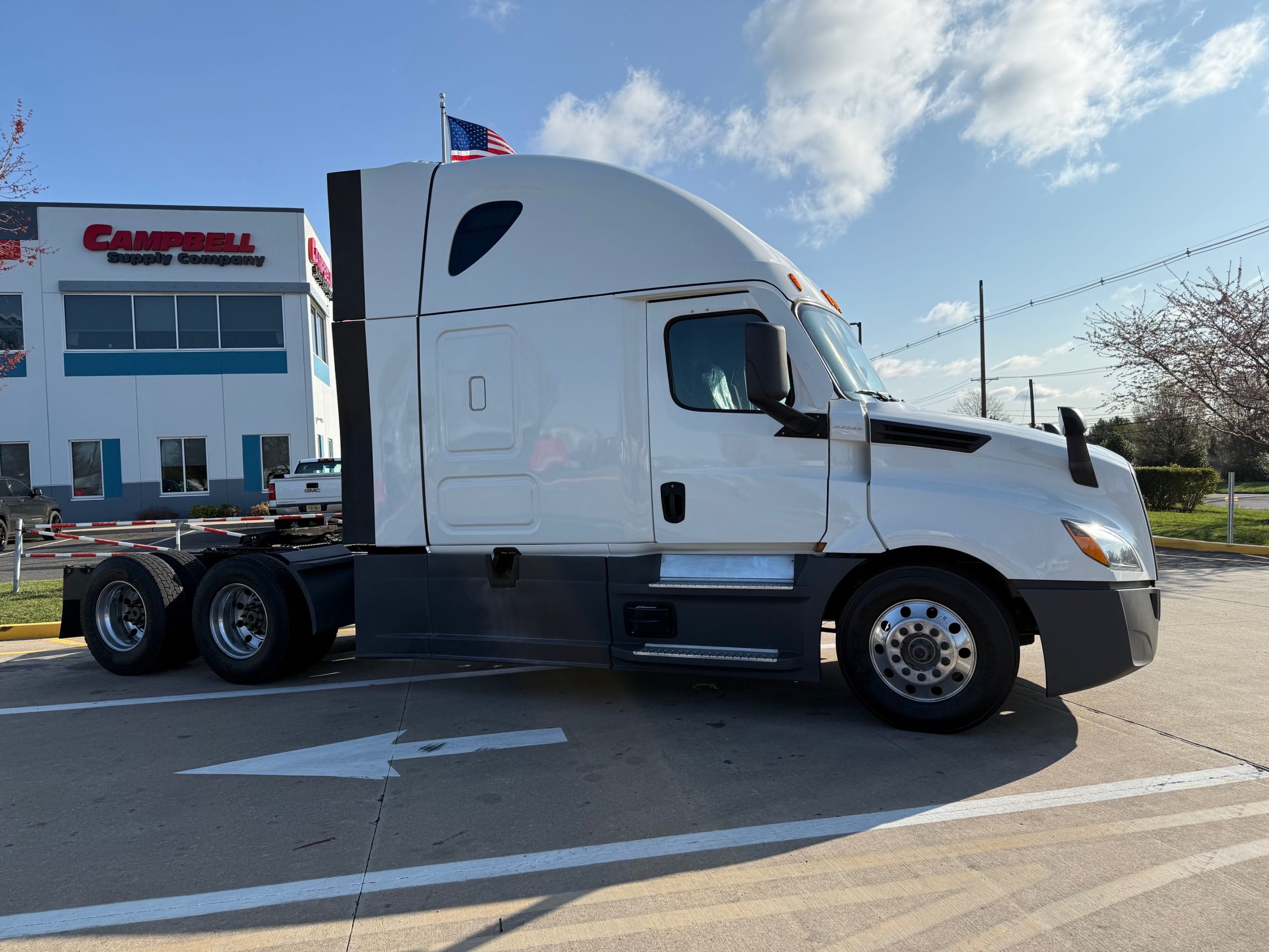 2023 FREIGHTLINER CASCADIA PT126S - image 2 of 6