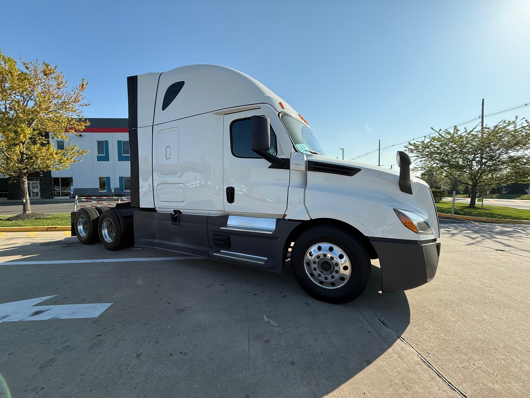 2023 FREIGHTLINER CASCADIA PT126S - image 1 of 6