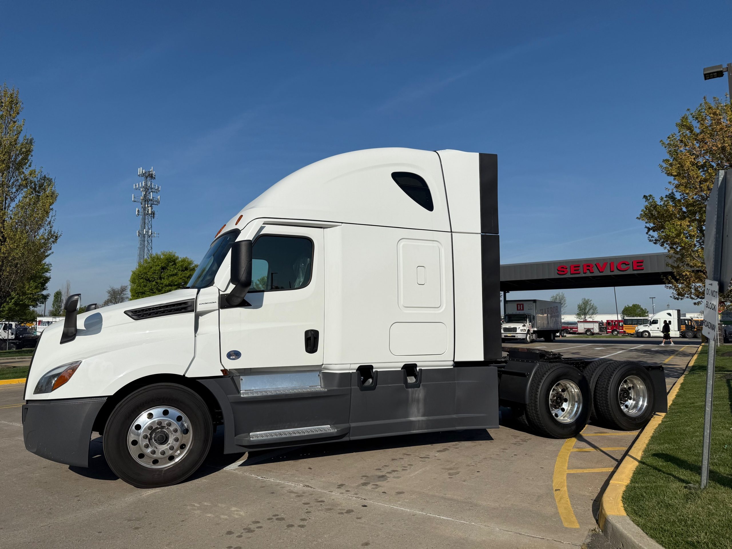 2023 FREIGHTLINER CASCADIA PT126S - image 3 of 6