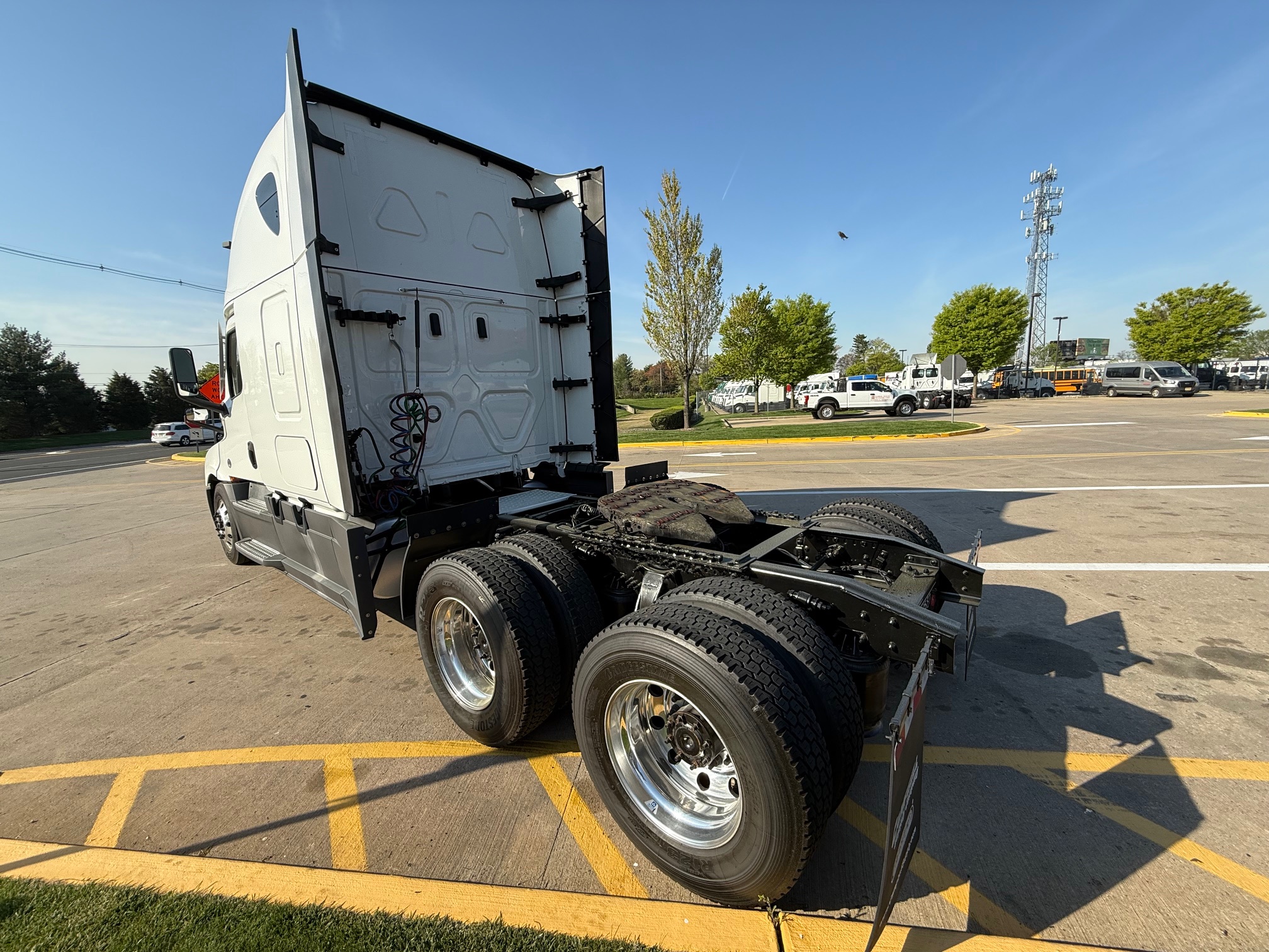 2023 FREIGHTLINER CASCADIA PT126S - image 4 of 6