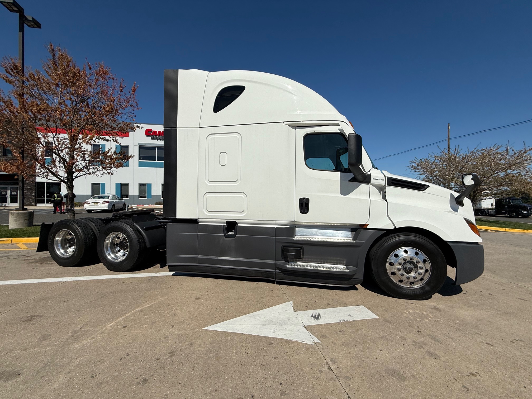 2023 Freightliner CASCADIA 126 - image 1 of 6
