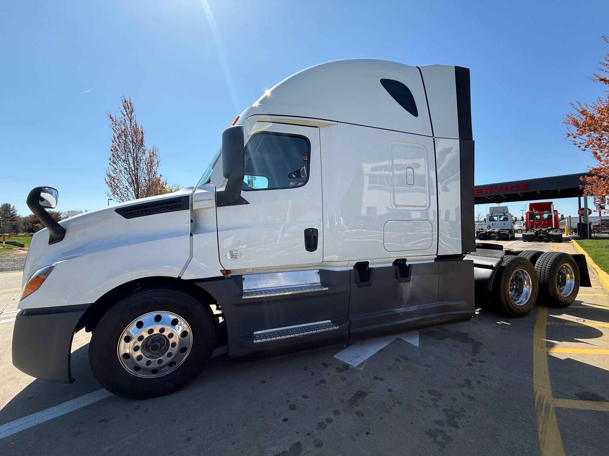2023 Freightliner CASCADIA 126 - image 2 of 6