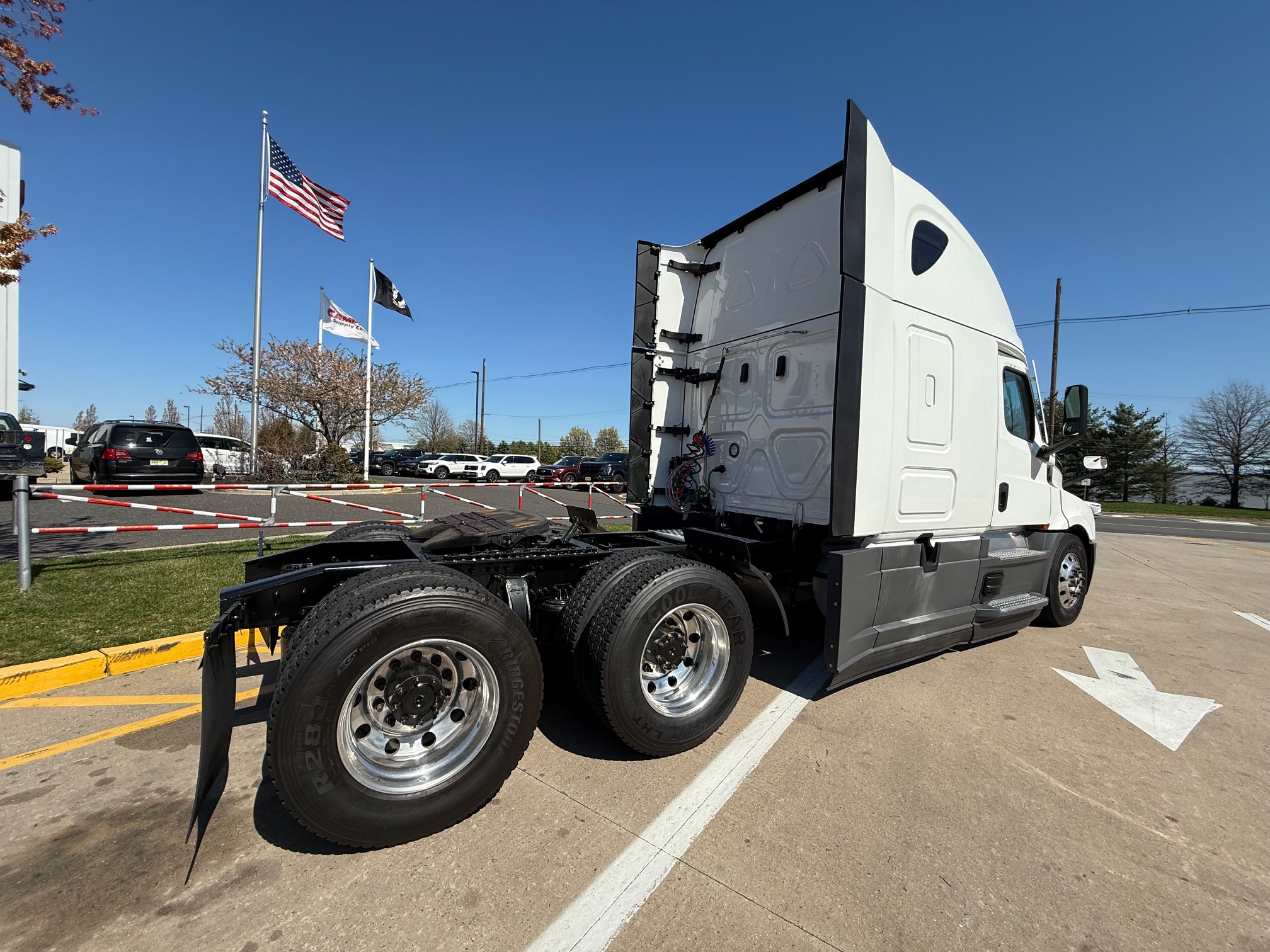 2023 Freightliner CASCADIA 126 - image 3 of 6