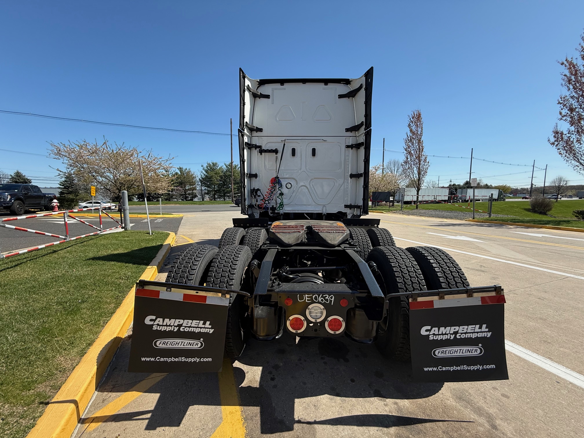 2023 Freightliner CASCADIA 126 - image 4 of 6
