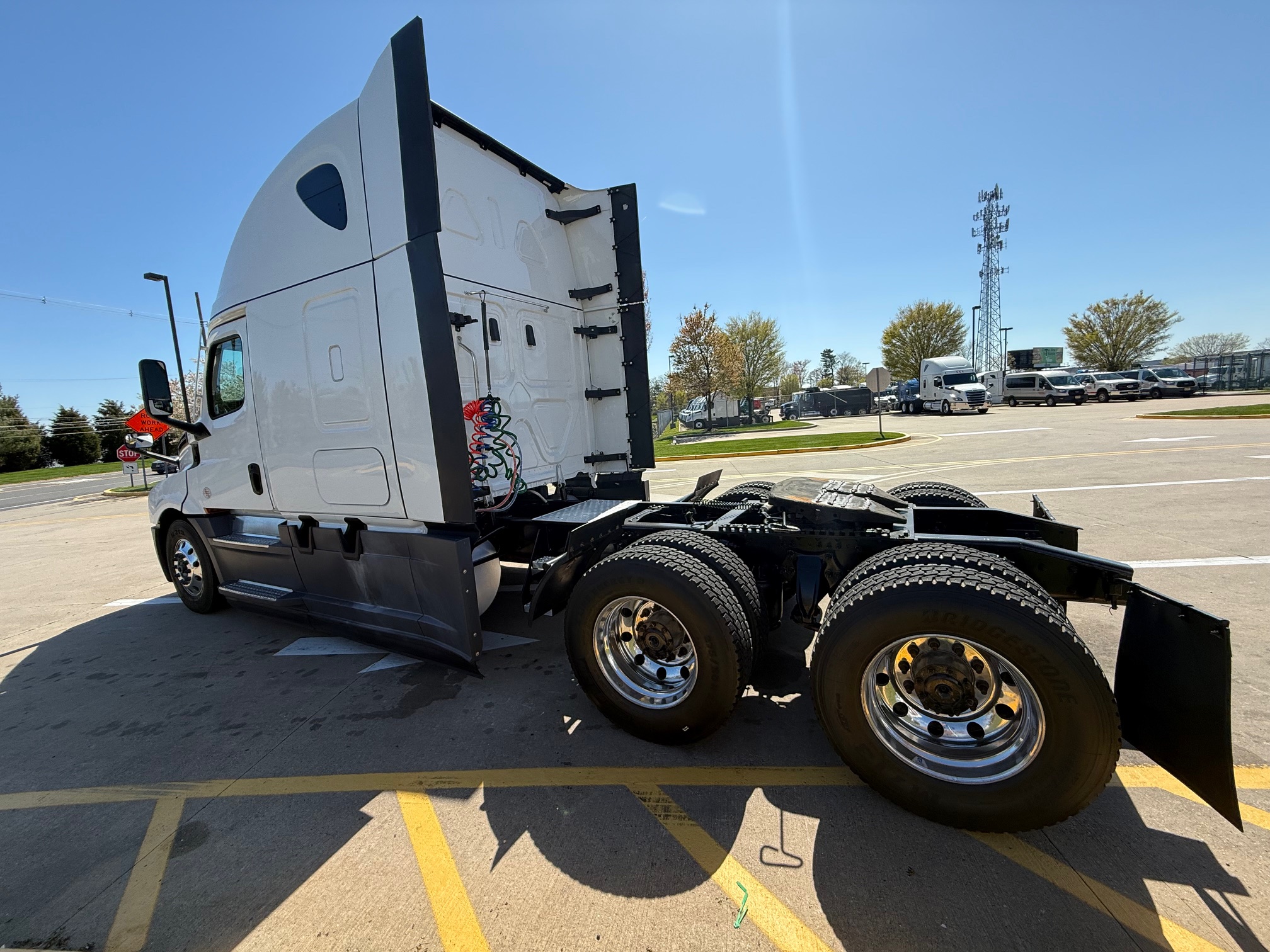 2023 Freightliner CASCADIA 126 - image 5 of 6