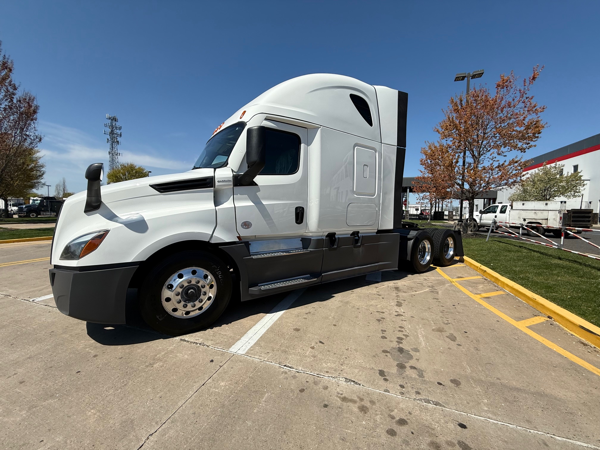 2023 FREIGHTLINER CASCADIA PT126S - image 2 of 6